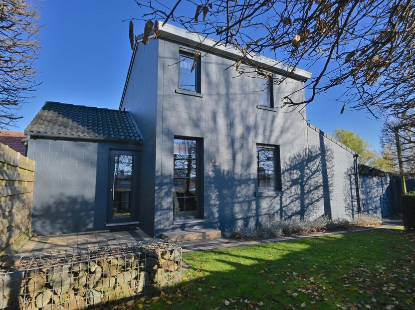 Charmante woning met 2 slaapkamers, garage en carport op unieke locatie gelegen aan de rand van het industrieterrein van Lanaken (links van het Sappi-