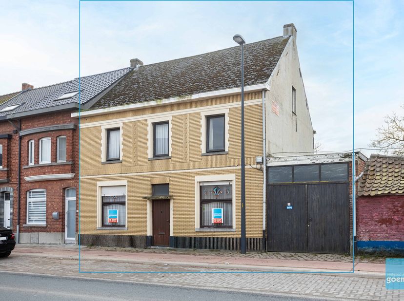 Te koop in Lede: deze degelijke gesloten bebouwing (woning + loods) is zeer goed gelegen.&lt;br /&gt;
Achteraan het perceel is een loods gelegen met oppervl