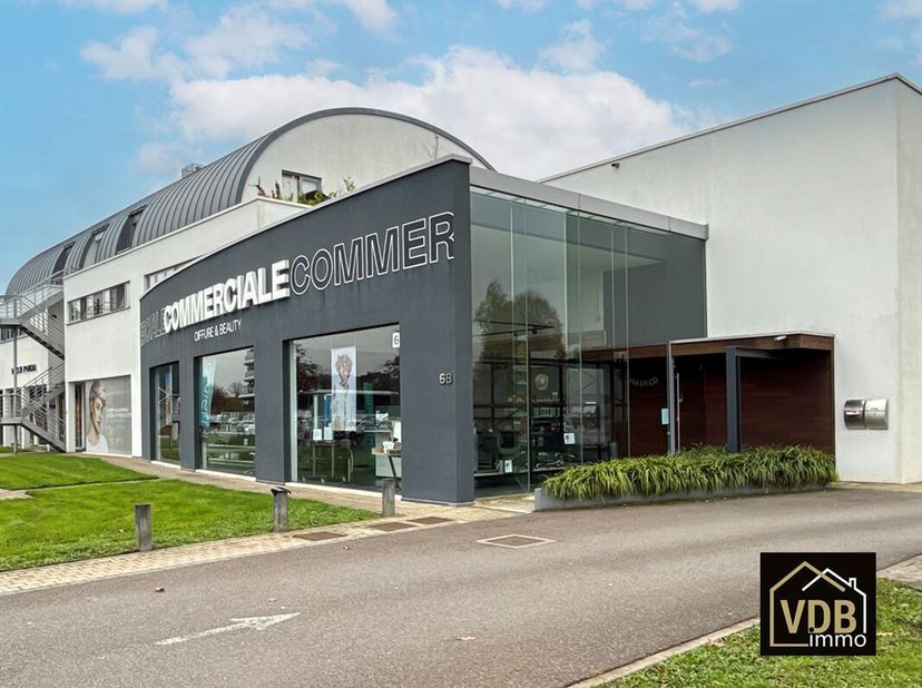 POP UP VOOR 1 JAAR. Volledig afgewerkt, modern en instapklaar pand  (GV 294 m² en -1 magazijn 119 m² en goederenlift) geschikt voor klein- en groothan