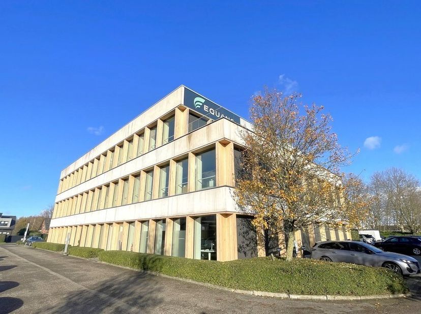 331m² instapklare en gemeubelde kantoorruimte (uitbreidbaar tot 1.405m² kantoren)&lt;br /&gt;
Ligging: langsheen E313 (Antwerpen - Luik), nabij afrit 18 Wom