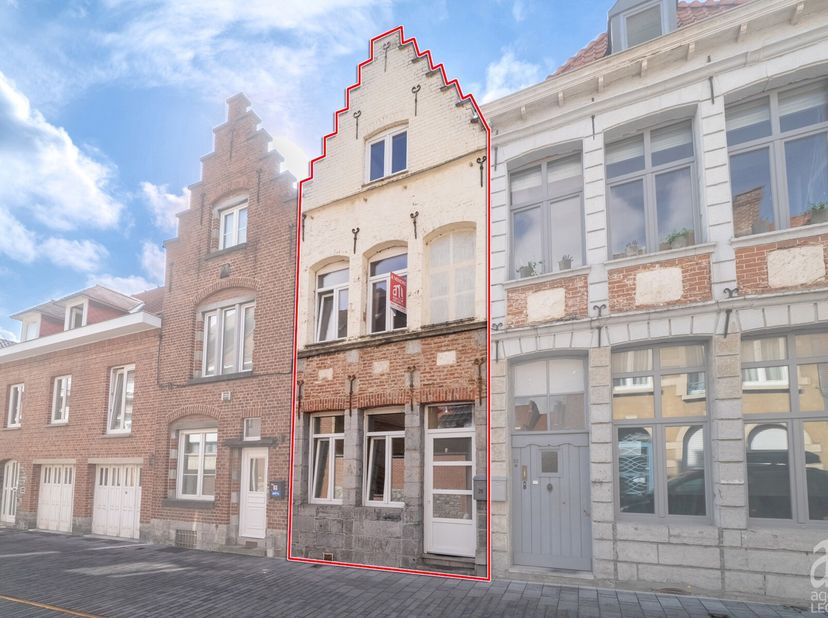 Idéalement située au centre ville de Tournai, lAgence Leclercq vous propose cette charmante maison de ville 3 chambres.&lt;br /&gt;
Disposition des pièces.&lt;