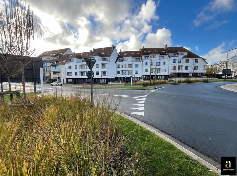 Près de la plage de Heist, nous proposons cet appartement au premier étage avec deux chambres doubles. Il y a une terrasse à l&#039;arrière. Possibilité d&#039;