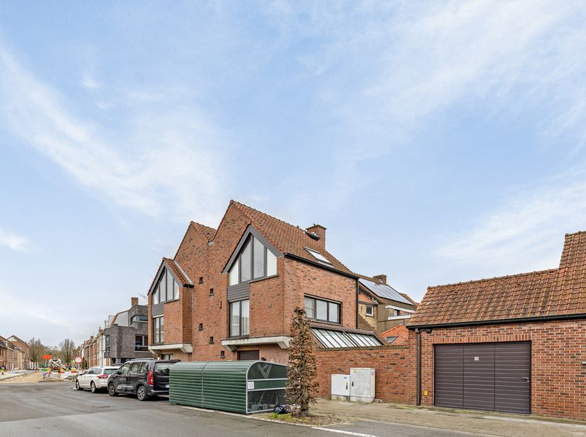 Le long de la Julius Dooghelaan à Sint-Kruis, dans le centre de la périphérie de Bruges, cette maison (d&#039;angle) (°1988) est située sur un terrain de 1