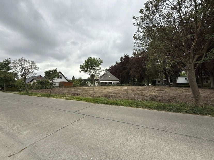 PERCEEL BOUWGROND &lt;br /&gt;
 &lt;br /&gt;
 Oppervlakte: 350 m²  &lt;br /&gt;
 Ligging: Rustige en groene omgeving, doch met vlotte bereikbaarheid via nabijgelegen in