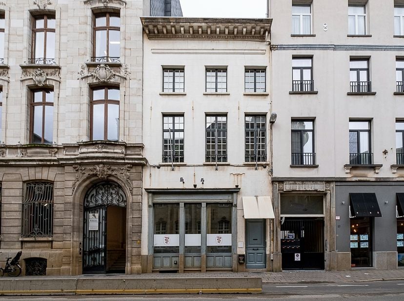 In de bruisende Lange Nieuwstraat, op een steenworp van de iconische Handelsbeurs, bevindt zich dit prachtige historische gebouw. Deze unieke commerci