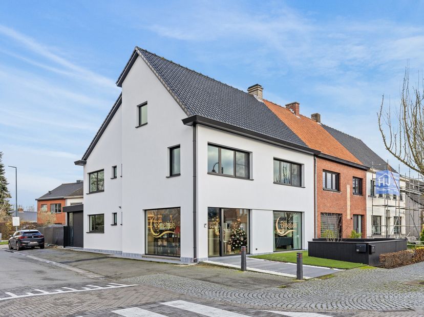 Volledig gerenoveerd&lt;br /&gt;
Ruimte voor een winkel of een beroep uit te oefenen&lt;br /&gt;
Centraal gelegen&lt;br /&gt;
Mogelijkheid om de zolder verder in te ric