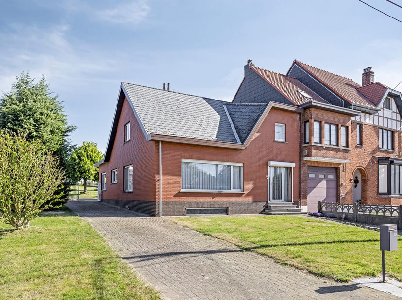 Introduction :&lt;br /&gt;
Envie dun lieu à façonner selon vos envies ? Cette charmante maison semi-indépendante située Diestsestraat 123a offre de beaux vo
