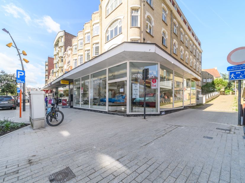 In de commerciële Zeelaan te De Panne bevindt zich dit op een hoek gelegen handelsruimte. De totale netto handelsoppervlakte bedraagt 180 m².&lt;br /&gt;
Ze