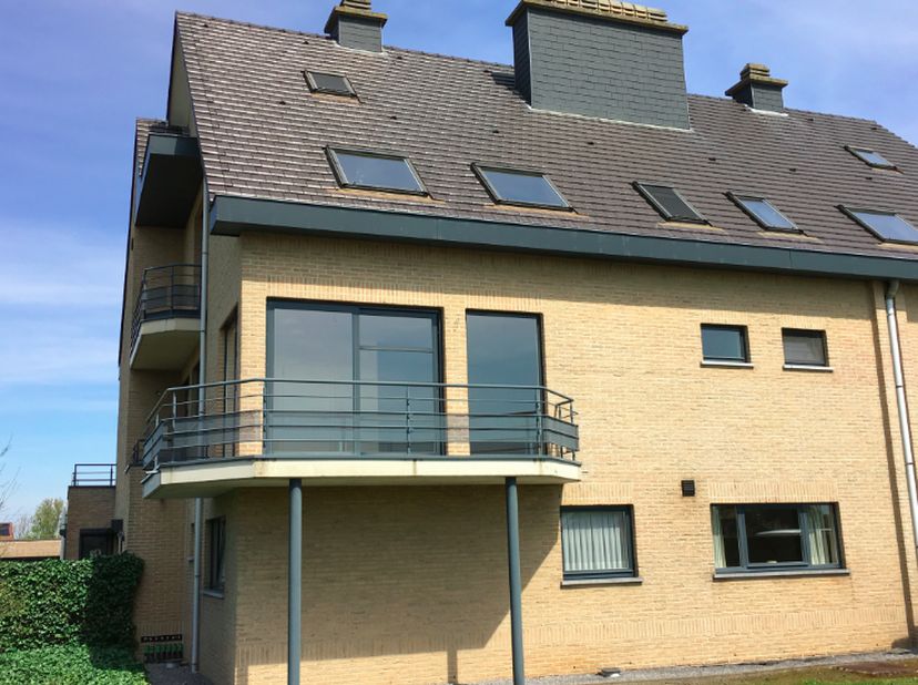 Het appartement is gelegen op de 1ste verdieping van de kleinschalige residentie ’t Doctoraat (7 app) met een groot terras (55m2) en zicht op de tuin.