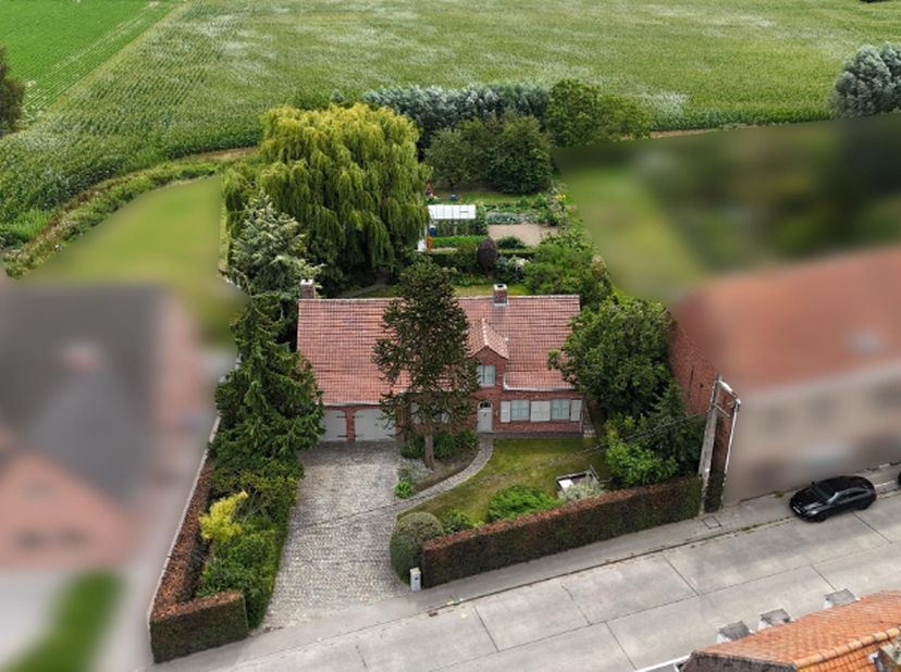 Mooi gelegen villa op een zuid gericht perceel van 1797m² bestaande uit een inkomhal met gastentoilet, ruime lichtrijke leefruimte met eet-en zithoek