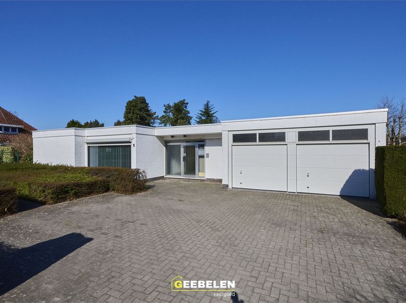 Royale gelijkvloerse woning met 4 slaapkamers, dubbele inpandige garage, 2 ruime terrassen en een zwembad gelegen op wandelafstand van het centrum.&lt;br