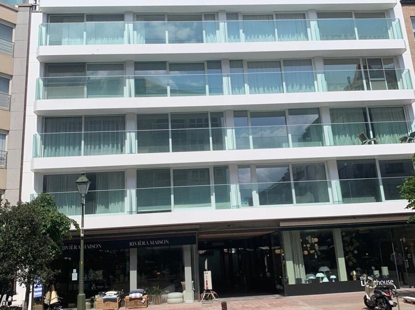 Appartement gelegen in de gegeerde Dumortierlaan tussen Lippenslaan en  driehoeksplein. Volledig gerenoveerde gevel 2024 en inkomhal. Indeling: Inkom