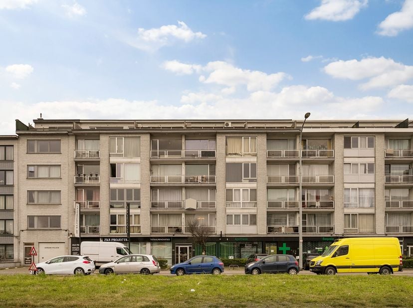 Het appartement is gelegen in de onmiddellijke nabijheid van talrijke belangrijke verbindingswegen, de Antwerpse Singel en op -en afritten van de Antw