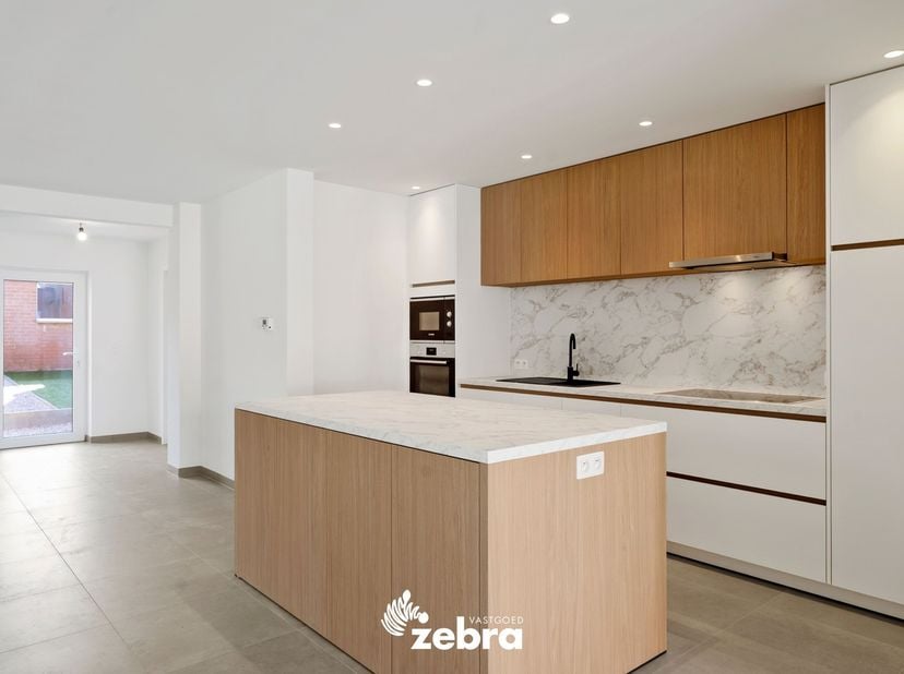 Deze energiezuinige en charmante woning met drie slaapkamers is gelegen nabij het centrum van Meulebeke. De woning is goed bereikbaar en bevindt zich
