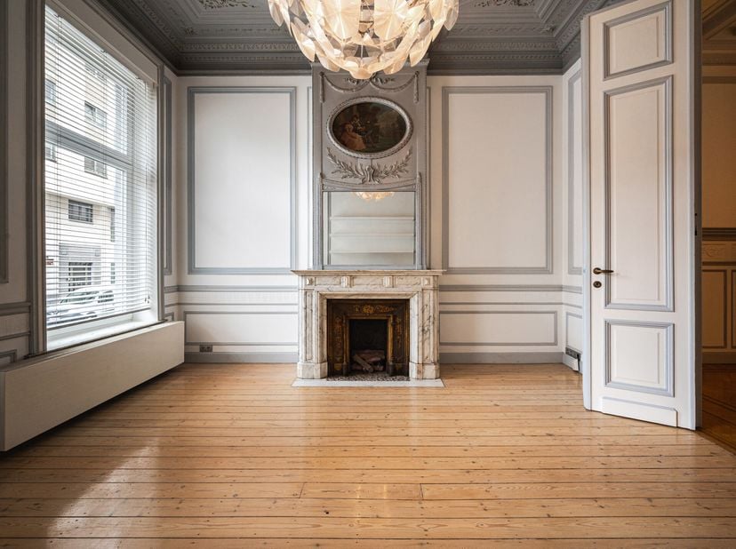 Idéalement située dans le quartier Châtelain et à proximité immédiate de lavenue Louise, maison bourgeoise entièrement rénovée dune superficie brute s