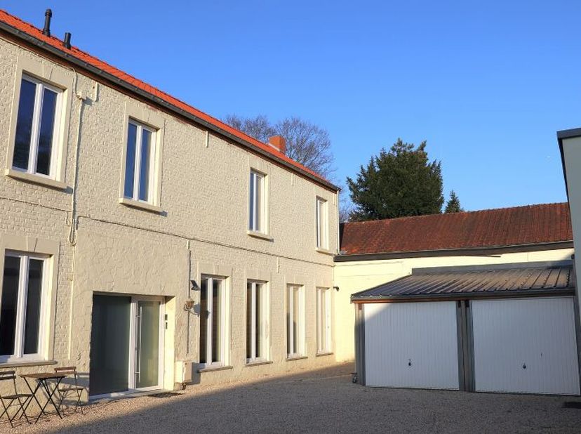 Instapklare hoekwoning te Melle, zeer gunstige locatie, ideaal voor vrij beroep, kangoeroewoning, omvattende o.a. op het GELIJKVLOERS: Mooie inkomhal