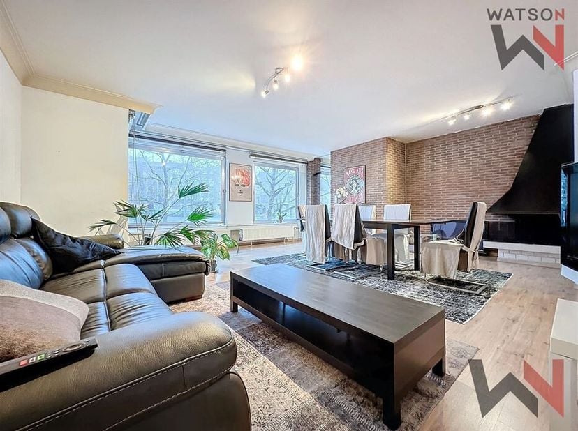 Découvrez cet appartement lumineux et spacieux, idéalement situé à proximité du centre de Liège. Au premier étage d&#039;un immeuble avec ascenseur, le bie