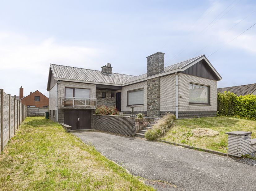Vrijstaand huis te koop op topligging in Waregem!&lt;br /&gt;
Dit alleenstaand huis met 3 kamers is gelegen op een perceel van ca. 618m². Het huis is gelege