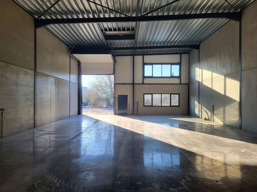 TE HUUR:&lt;br /&gt;
KMO-Unit in project De Berken van 302m² gelegen op een AAA-locatie langsheen de Houthalenseweg. Deze unit bestaat uit een hal van 302m²