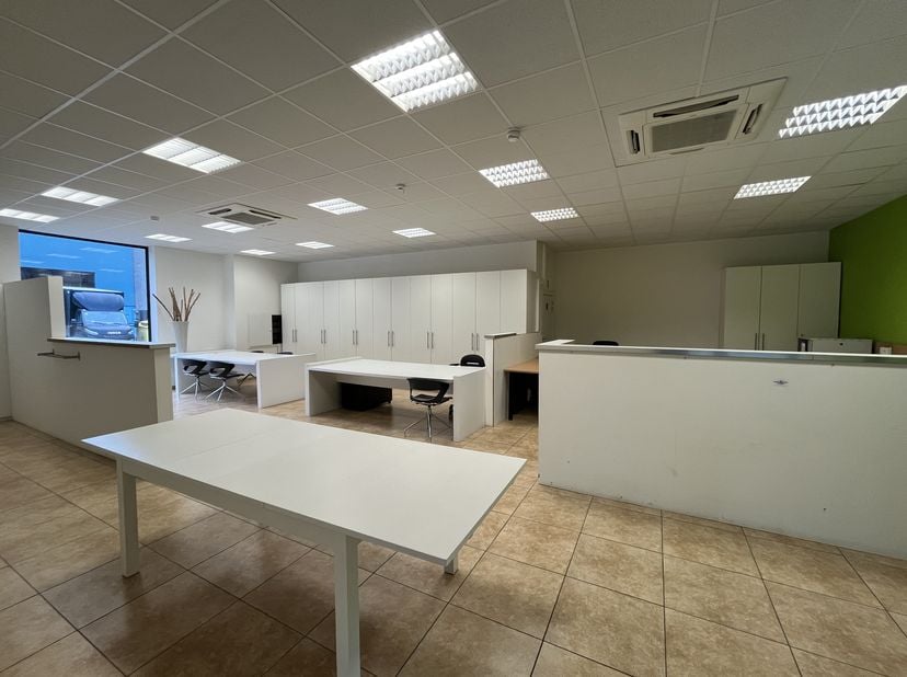 Instapklaar kantoor van 110m² met 30m² extra inpandige opslagruimte te huur in Industriepark ‘Klein Gent’. Strategisch gelegen bij de op- en afrit 21