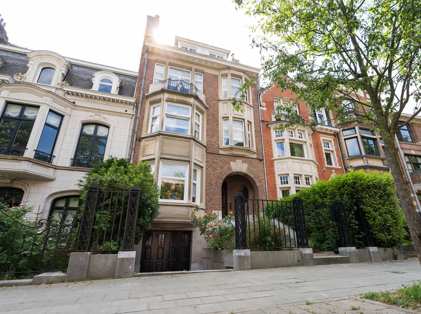 Ideaal gelegen nabij Montgomery op een perceel van 3,10 are, groot herenhuis uit 1926 (8 slaapkamers/3sdd/3bur) van ± 512 m² (volgens EPB) met prachti