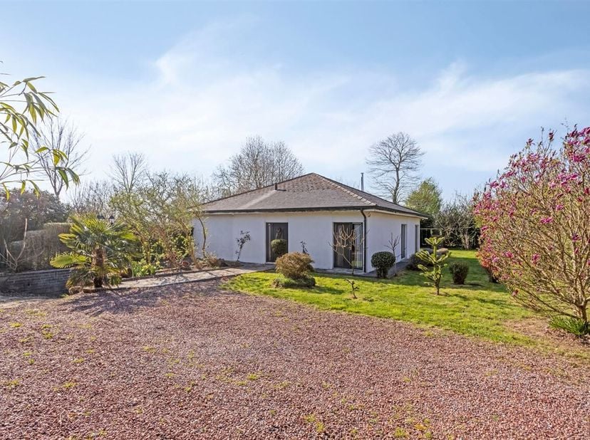 Charmante bungalow op een prachtig perceel van +/- 16a36ca te OVERIJSE. De bungalow bevat: inkomhal - berging/wasplaats - living met perfect uitgerust