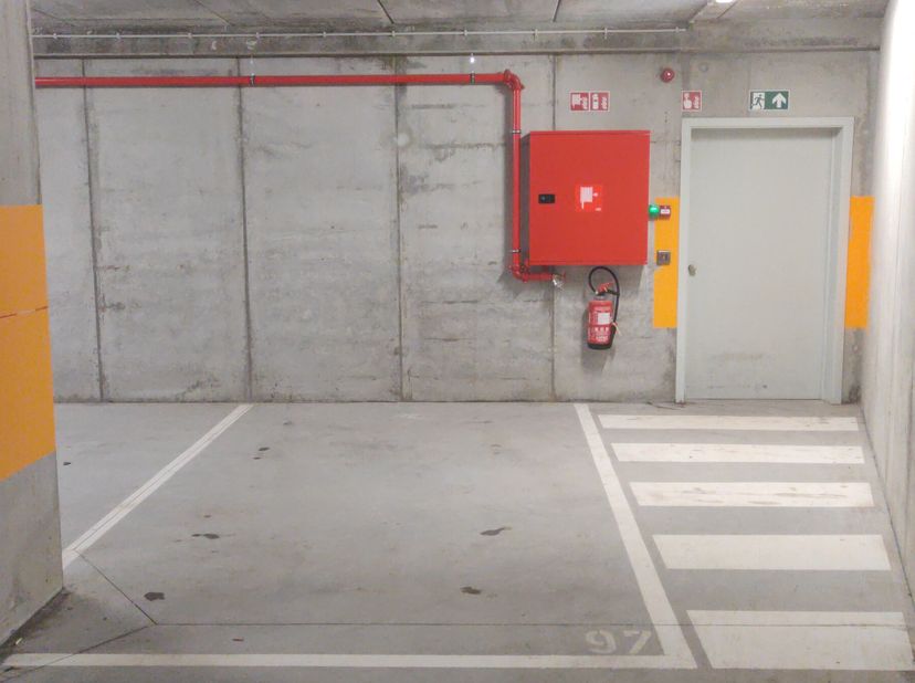 Te koop: Beveiligde staanplaats in het nieuwe project Riva, gelegen aan de Akenkaai 44, 1000 Brussel.