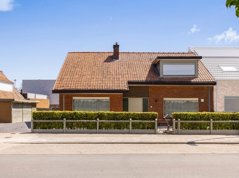 Rustig gelegen woning te Wielsbeke, gelegen op een perceel van ruim 440 m2. De woning heeft een bewoonbare oppervlakte van 198 m2 en een ruim bijgebou