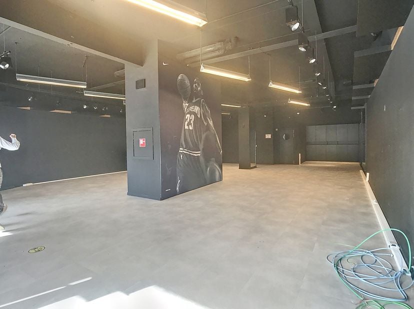 Propriété commerciale au rez-de-chaussée d&#039;environ 207 m² à vendre. Le bâtiment bénéficie d&#039;un emplacement commercial grâce au Veemarkt et au centre c