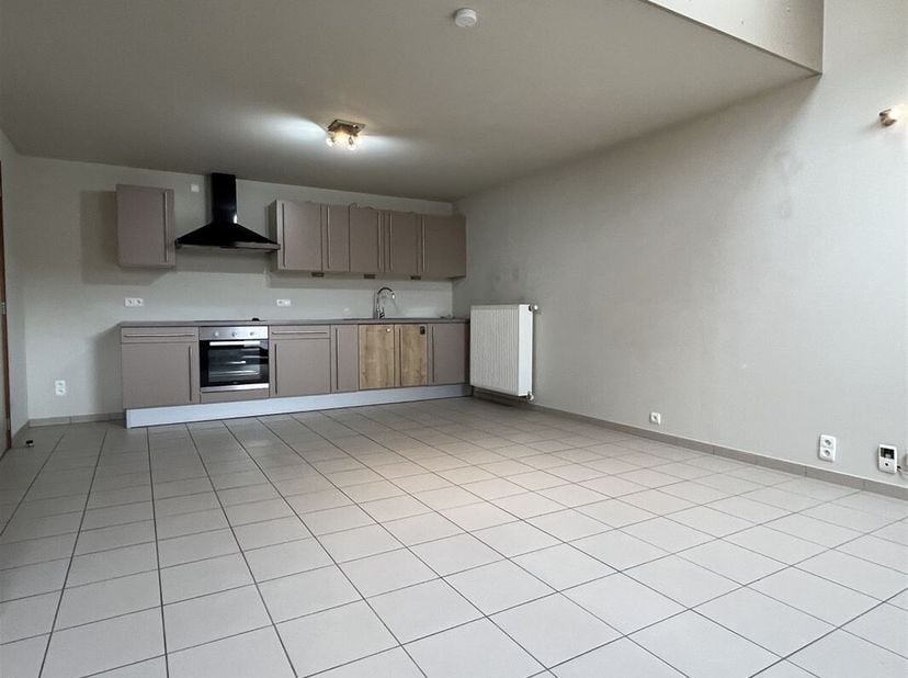 Très bel appartement situé au 2ème étage dune petite résidence à proximité du centre-ville de Tournai.&lt;br /&gt;
Le bien comprend un hall d&#039;accueil, un li