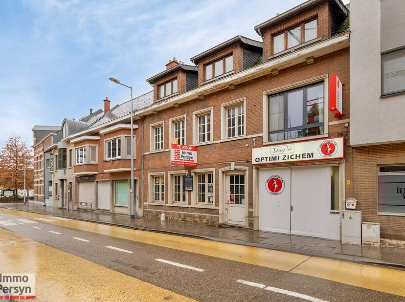 Deze veelzijdige eigendom in het hartje van Zichem biedt een uitstekende investeringskans.&lt;br /&gt;
&lt;br /&gt;
Het pand omvat op dit moment:&lt;br /&gt;
&lt;br /&gt;
	-O
