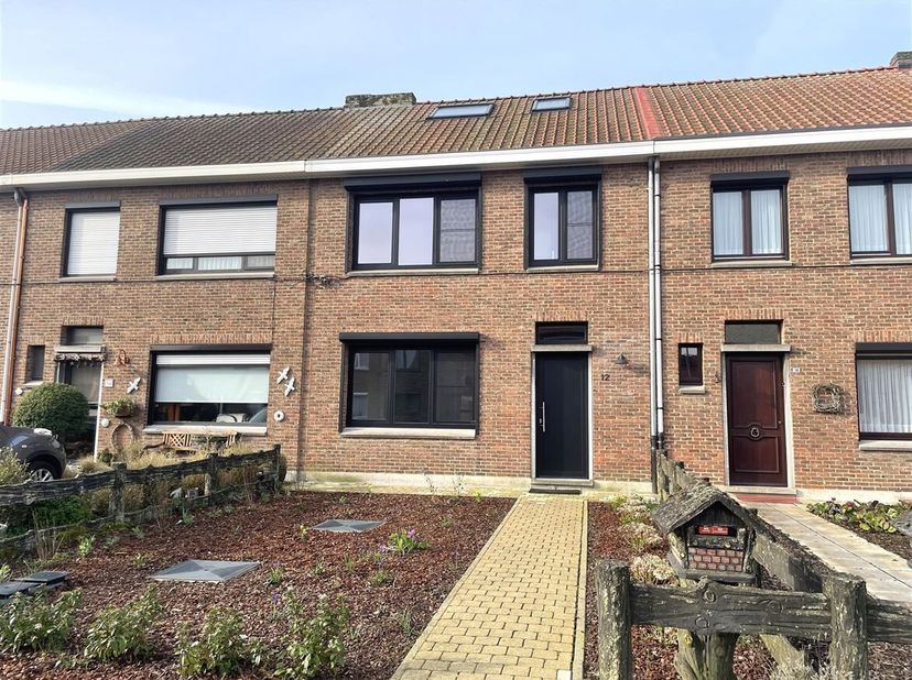 Prachtig volledig gerenoveerde ruime woning met 3 slaapkamers, tuin en garage.&lt;br /&gt;
Beschrijving: We betreden deze mooie woning vooraan in de inkomha
