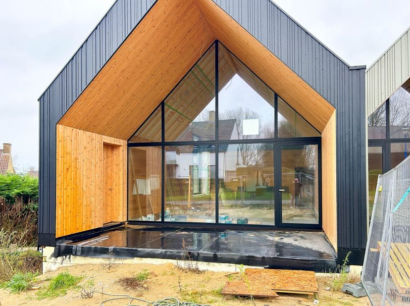 In de Berglaan in het idyllische Sint-Idesbald werd een nieuw, uniek woonproject bestaande uit 2 villa&#039;s gebouwd: Maison MILAI en Masion KAI. Maison K