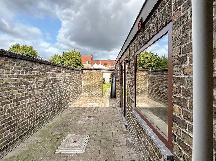 In de charmante Stokersstraat, gelegen in het historische Sint-Gilliskwartier, vind je deze gezellige en lichtrijke op te frissen woning met tal van m
