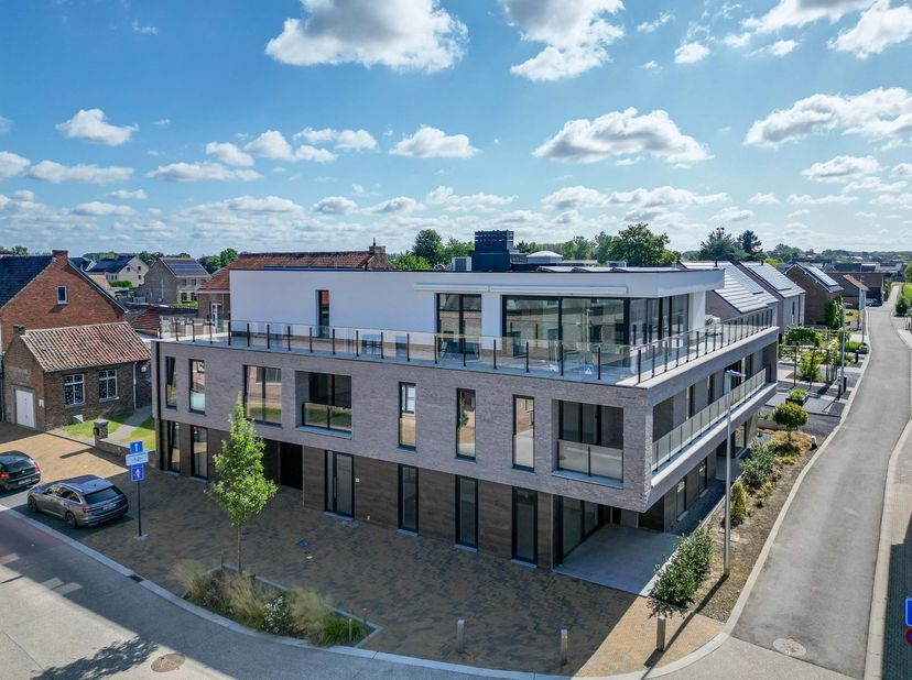 Aan de Bloemenstraat 3 bus 3,  in het hartje van Wellen, vinden we dit prachtige, gelijkvloerse   2-slaapkamerappartement van 89 m²  met een inpandig