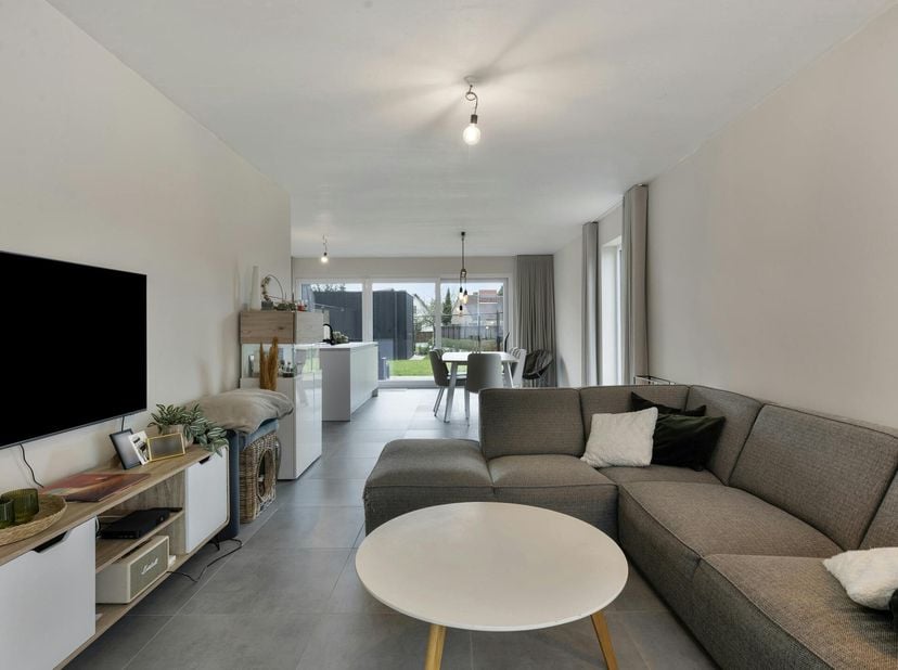 Deze moderne en energiezuinige BEN-woning in Grammene combineert duurzaamheid met een verfijnde woonervaring. Grote ramen zorgen in elke ruimte voor o