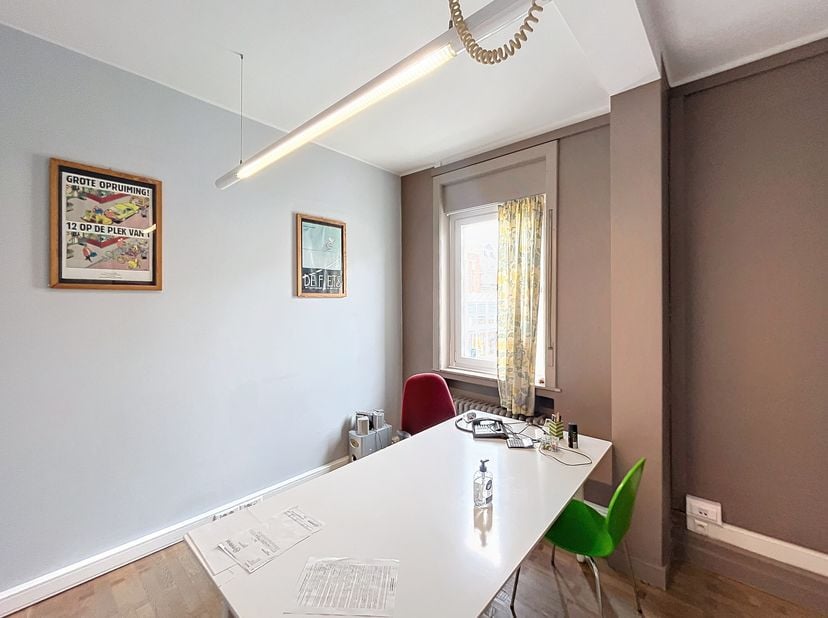 Bureaux à louer à Courtrai. Les bureaux sont situés à proximité de la gare et de différentes routes d&#039;accès. &lt;br /&gt;
Spécifications: &lt;br /&gt;
- zone de r