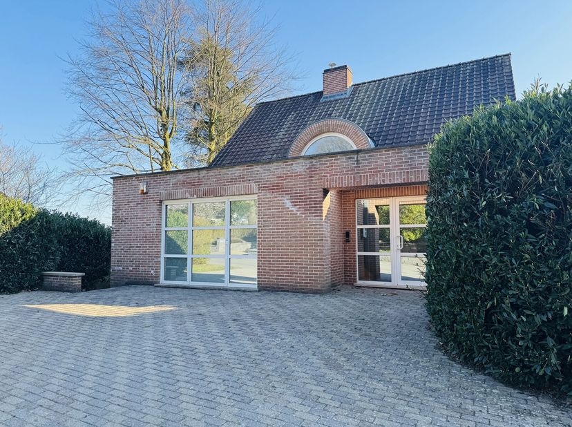 Beersel , très belle villa lumineuse de 226m² habitables sise sur un terrain de 5,75 ares, comprenant un beau living de 59m² avec un feu ouvert, cuisi