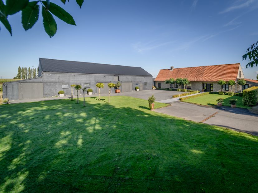 Cette propriété rurale de 9 142 m² est située dans un quartier très calme de Leisele. La finition de haute qualité, les dépendances et les vues unique