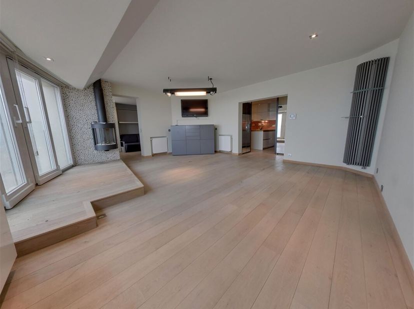 Stap binnen in de weelderige wereld van residentie Bel Air, waar dit prachtige appartement op de zesde verdieping je omarmt met elegantie en comfort.