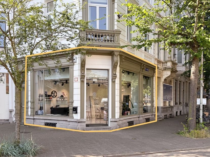 Deze ruimte bevindt zich op de charmante Lambermontplaats, een heerlijke locatie vlakbij de Leopold de Waelplaats en het Zuidpark en op wandelafstand