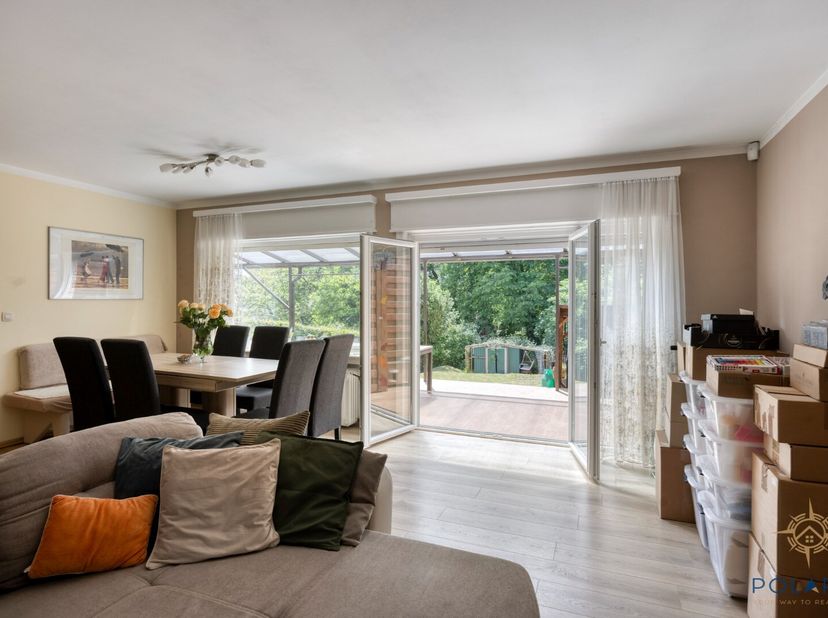 Laat je niet misleiden door de bescheiden gevel: achter deze voordeur schuilt een verrassend ruime woning met maar liefst 5 slaapkamers (6 mogelijk),