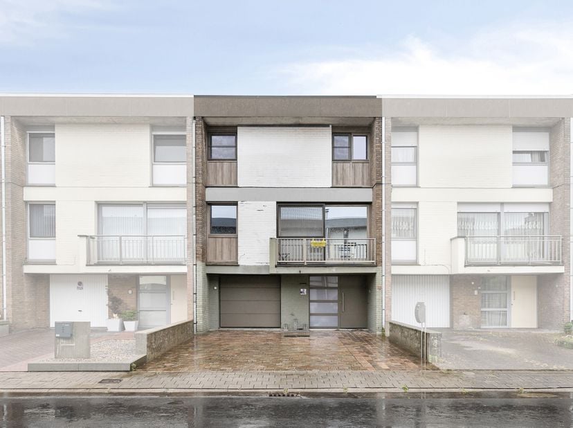 Bel-étage woning te koop vlak bij het centrum van Waregem in de wijk &#039;Torenhof&#039;. Het huis beschikt over 3 slaapkamers, een grote garage en een aangena