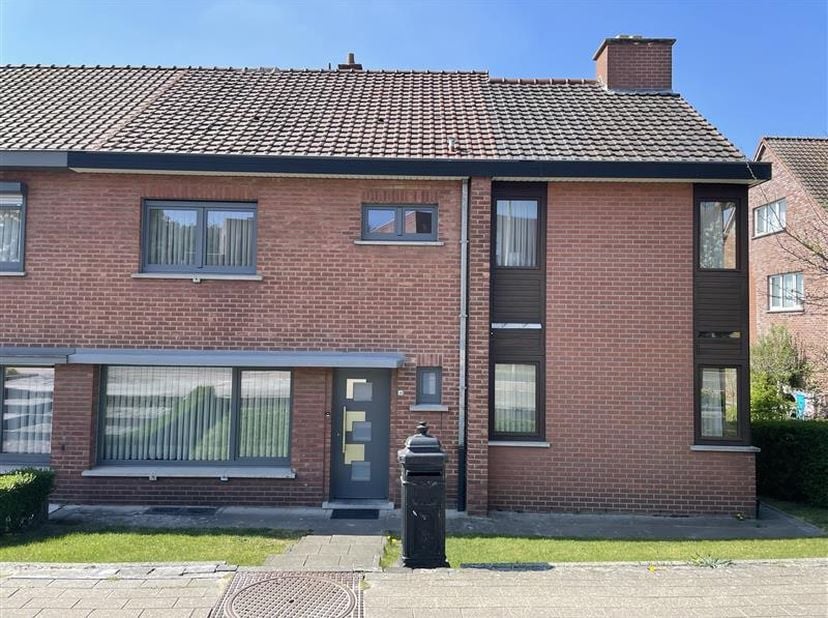 Huis halfopen bebouwing&lt;br /&gt;
Ingerichte keuken, grote living, 3 slaapkamers, badkamer, aparte WC, kelder met garage en achtertuin.&lt;br /&gt;
Op wandelafs