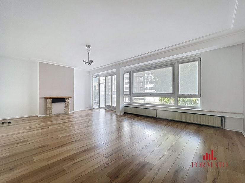 À LOUER  Spacieux appartement 2 chambres entièrement rénové  Forest (1190)&lt;br /&gt;
Avenue du Domaine 1  1190 Forest&lt;br /&gt;
Loyer : 1.350 euro/mois&lt;br /&gt;