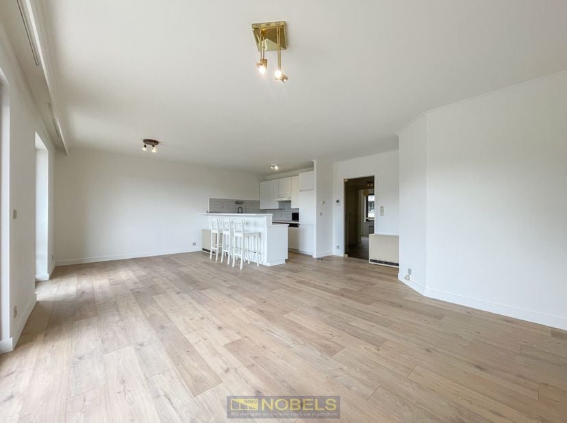 A louer, appartement prêt à l&#039;emploi de 2 chambres à coucher avec rangement en sous-sol et garage box à proximité du centre de Waregem et de l&#039;Hippodr