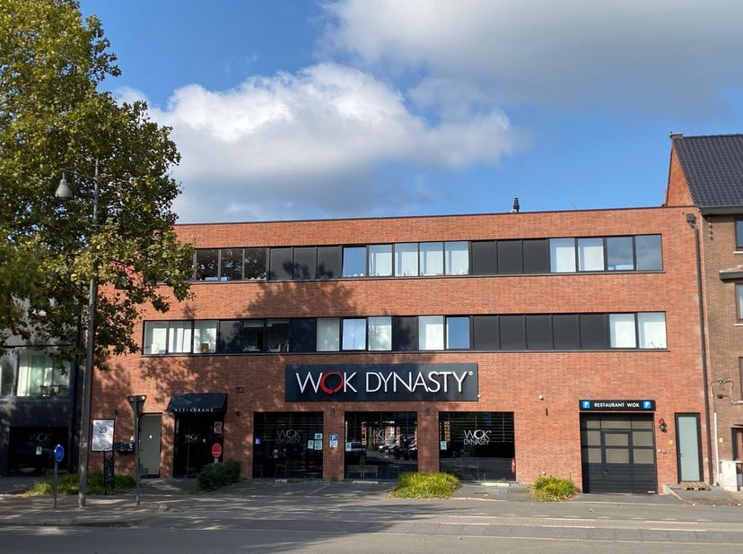 Uniek commercieel gebouw voor handel met 13 ondergrondse parkings, 3 buitenparkings en 3 duplex appartementen met terras op een  toplocatie te Hasselt