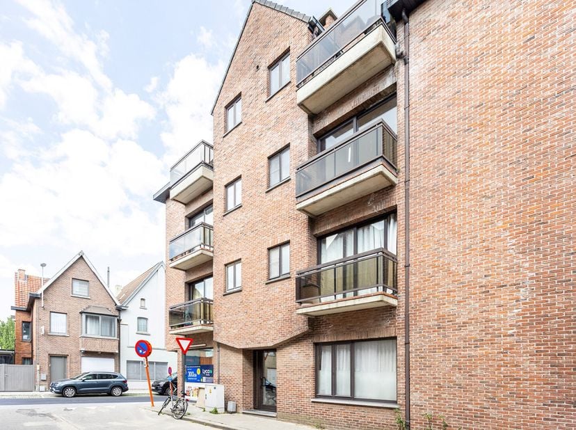 Ben je op zoek naar een rendabele investering of je eerste eigen stek? Dit instapklare appartement in Temse biedt precies wat je nodig hebt: comfort,