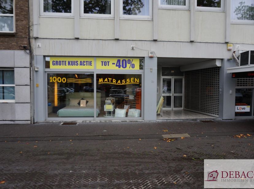 Uniek commercieel gelijkvloers, met een totale oppervlakte van 396m². Uitstekend gelegen op de Bist en parking. Commercieel gelijkvloers met bureaurui