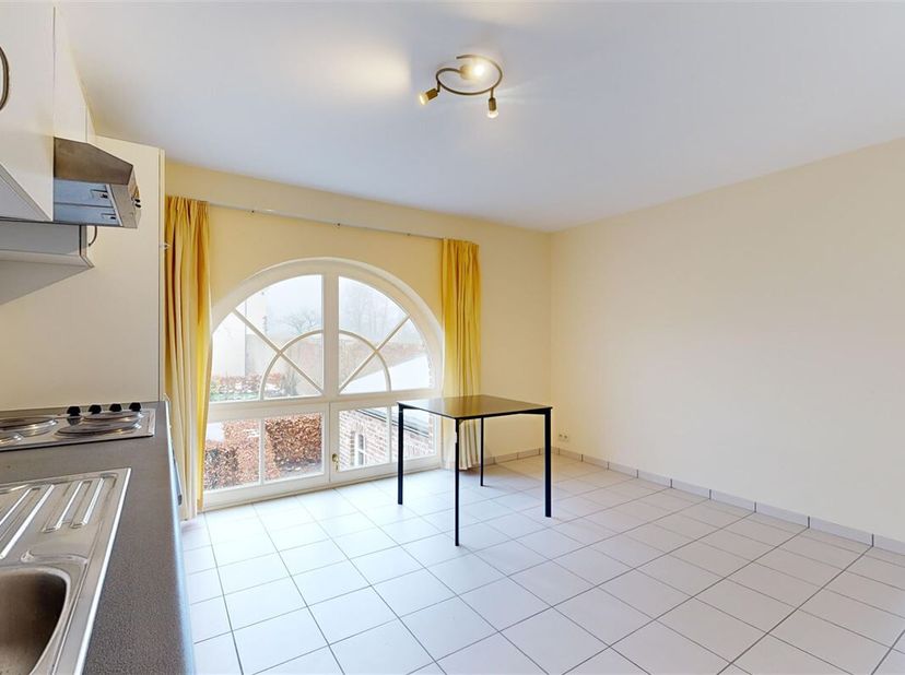 Génération Immo heeft het genoegen een mooie flat voor te stellen vlakbij LLN. Dit lichte, onberispelijke appartement heeft een aangename woonkamer me